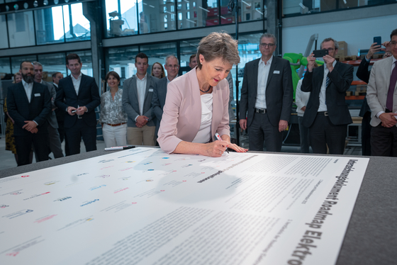 Bundesrätin Simonetta Sommaruga unterzeichnet die neuen Ziele der Roadmap Elektromobilität 2025 (Bild: Bundesamt für Energie)